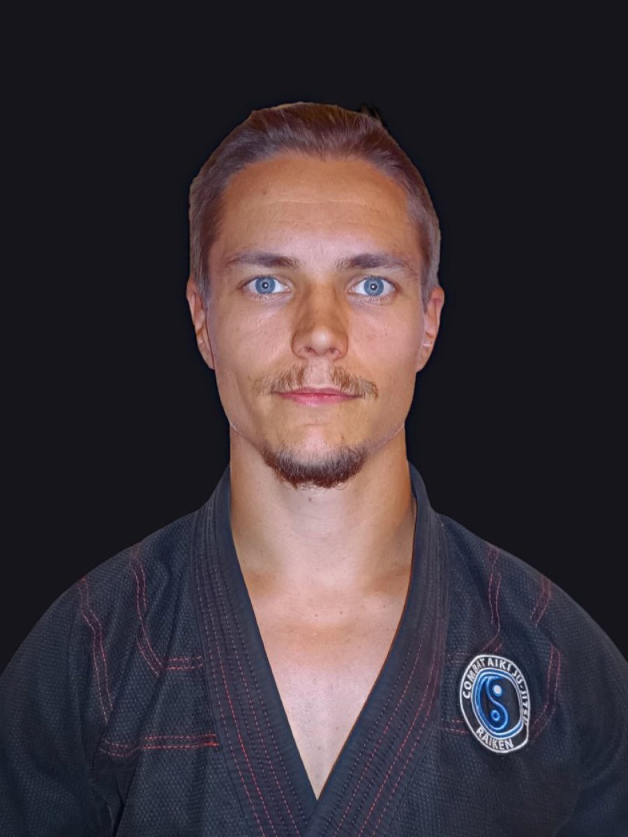 Senpai Ignacy w czarnym gi z naszywką Combat Aiki Ju-Jitsu Raiken