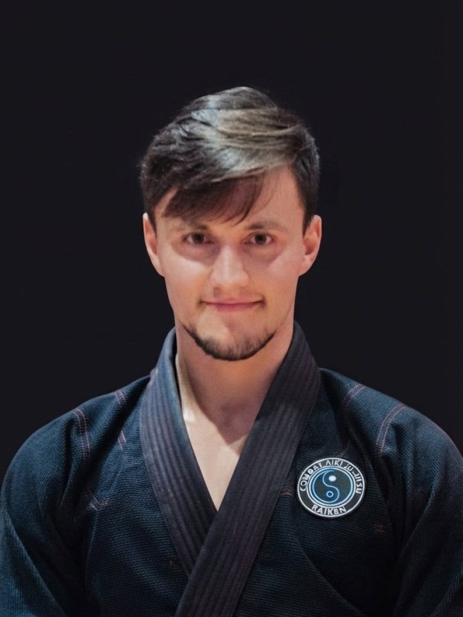Sensei Alessio Del Frate w czarnym gi z naszywką Combat Aiki Ju-Jitsu Raiken
